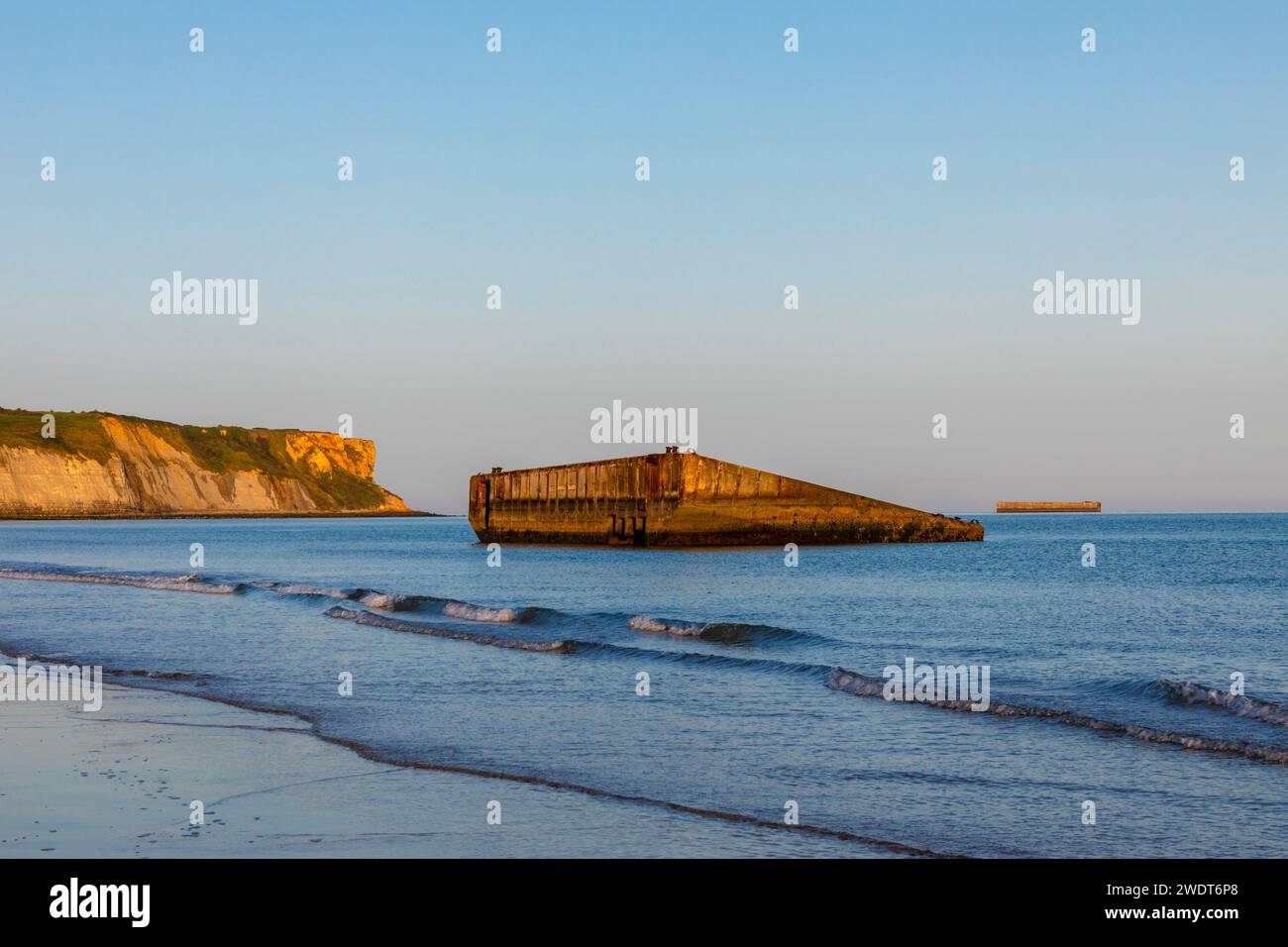 Der Betonblock ist aus dem Mulberry Harbour, Arromanches-les-Bains, D-Day Landing Beach, Normandie, Frankreich, Europa Stockfoto
