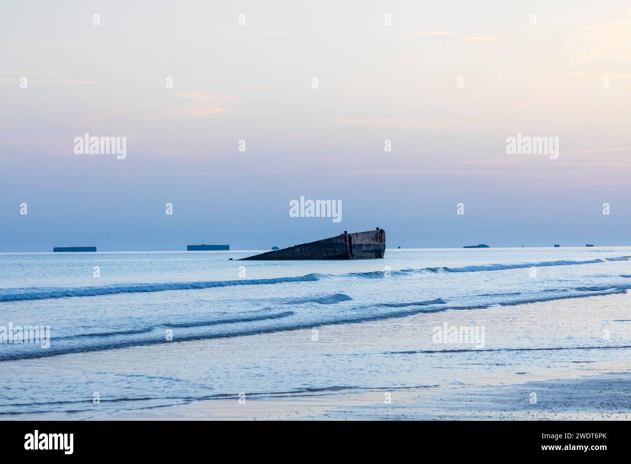 Der Betonblock ist aus dem Mulberry Harbour, Arromanches-les-Bains, D-Day Landing Beach, Normandie, Frankreich, Europa Stockfoto