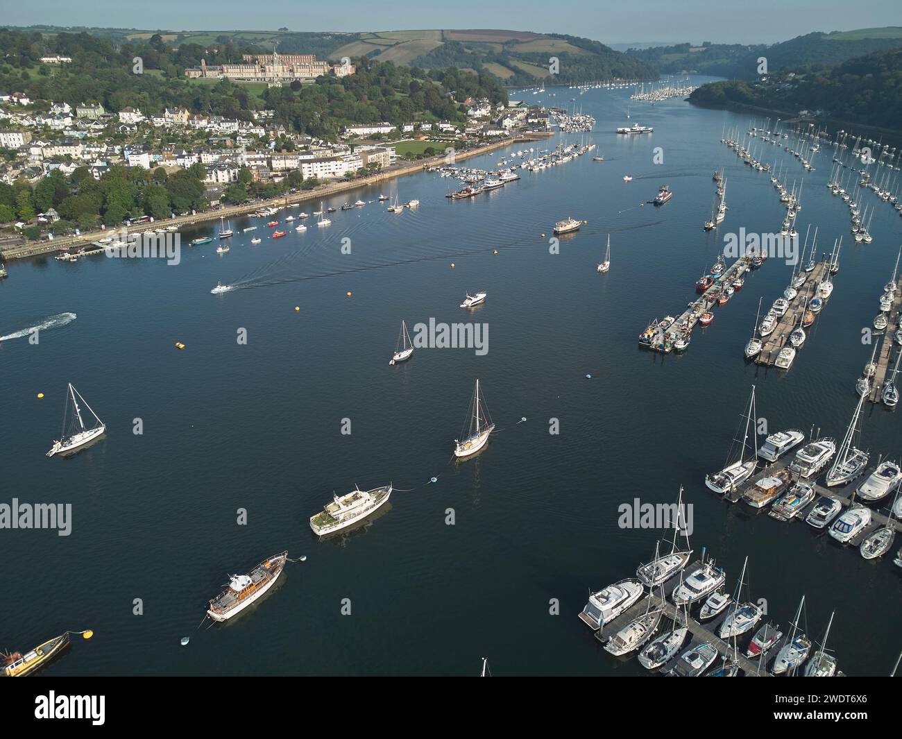 Ein Blick aus der Vogelperspektive auf die Mündung des River Dart, mit den Städten Dartmouth auf der linken Seite und Kingswear auf der rechten Seite, Südküste von Devon, England Stockfoto