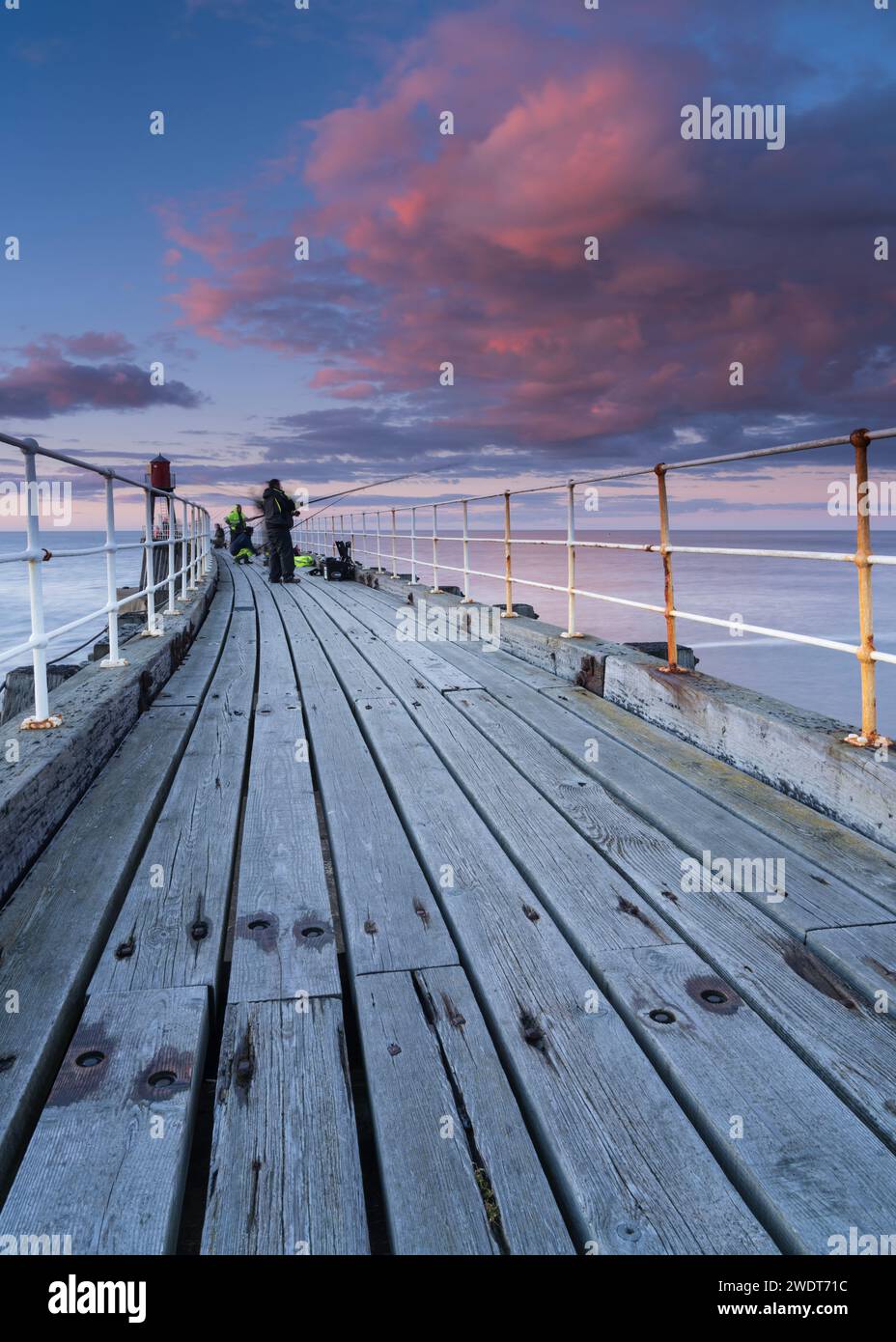 Whitby Piers und Hafen in der Abenddämmerung, Whitby, North Yorshire Coast, Yorkshire, England, Vereinigtes Königreich, Europa Stockfoto