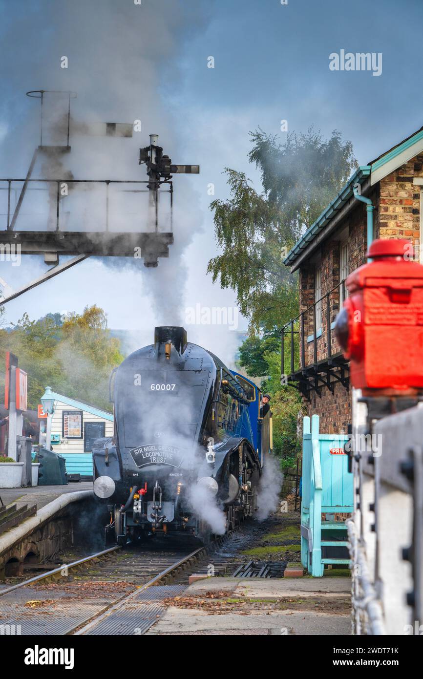 Die Sir Nigel Gresley Dampflokomotive fährt von Grosmont Station auf der North Yorkshire Moors Railway Line in Yorkshire, England Stockfoto