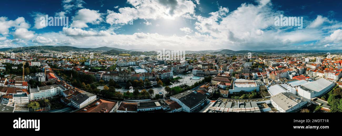 Panoramablick der Drohne auf Braga, bekannt für sein religiöses Erbe, einschließlich Bom Jesus do Monte Komplex, und mittelalterliche Kathedrale von Braga Stockfoto