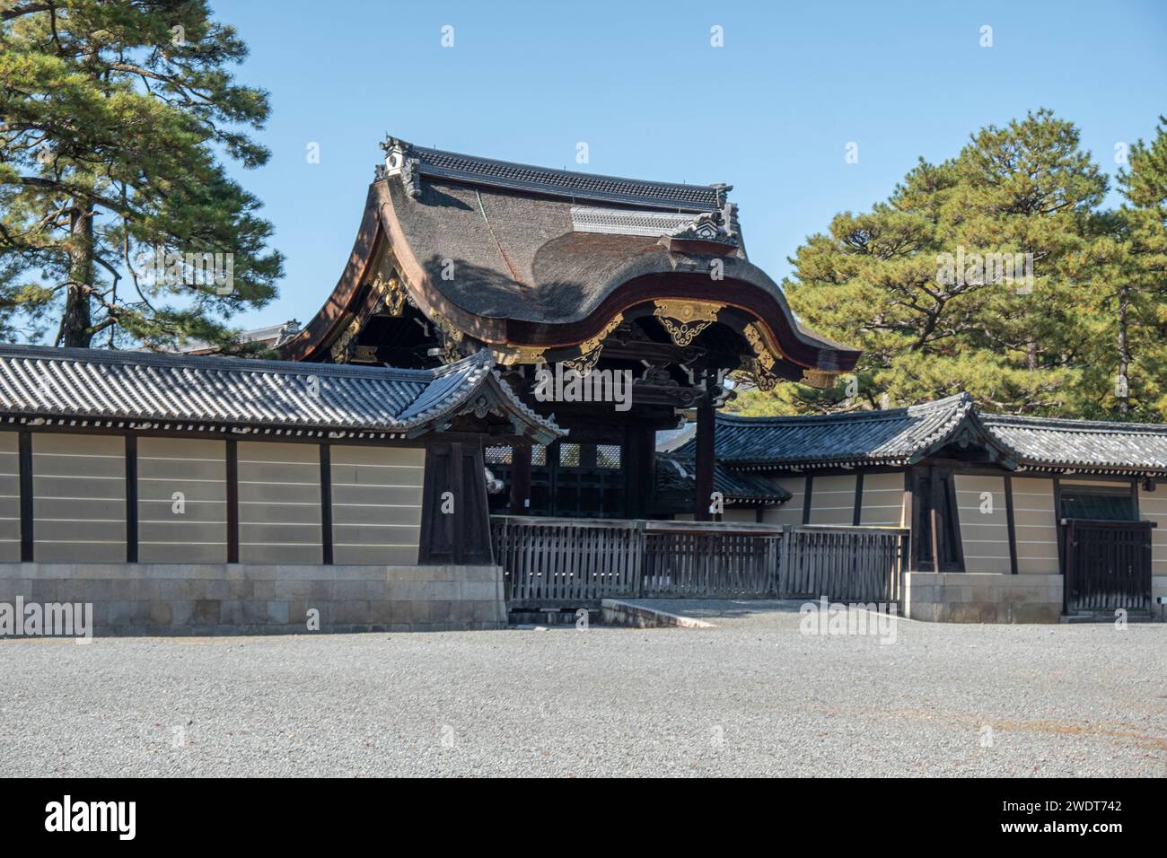 Das hölzerne Tor des Kaiserpalastes von Kyoto, Kyoto, Honshu, Japan, Asien Stockfoto