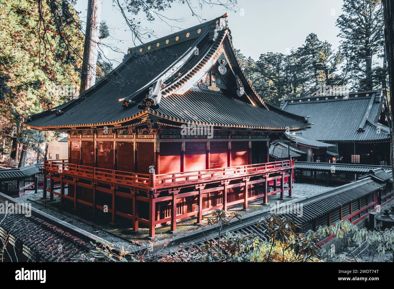 Ein roter Holztempel in Nikko, Tochigi, Honshu, Japan, Asien Stockfoto