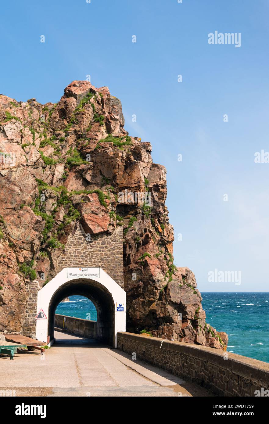 Tunneleingang zum Hafen von Maseline, Insel Sark, Kanalinseln, Europa Stockfoto