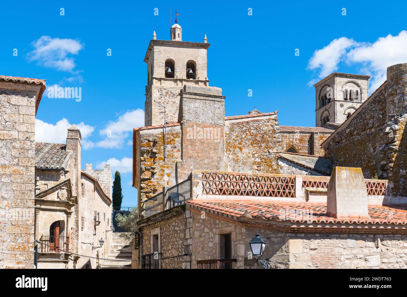 Straßen von Trujillo, mit dem Balkon von Casa de los Chaves Calderon auf der linken Seite und Türmen von Iglesia de Santa Maria la Mayor auf der rechten Seite Stockfoto