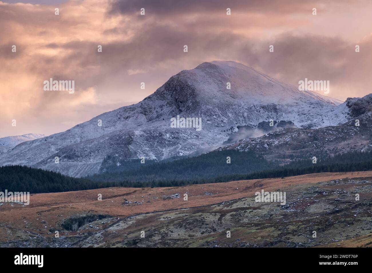 Moel Hebog bei Sonnenuntergang im Winter, Snowdonia National Park (Eryri), Nordwales, Großbritannien, Europa Stockfoto
