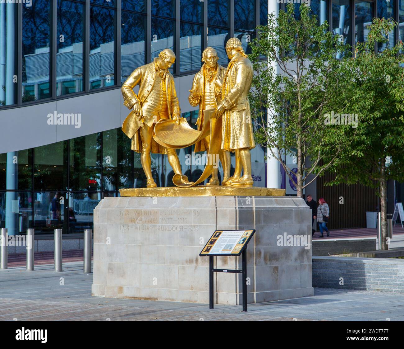 Die Statue von Matthew Boulton, James Watt und William Murdoch, bekannt als die Golden Boys, Centenary Square, Birmingham, West Midlands, England Stockfoto