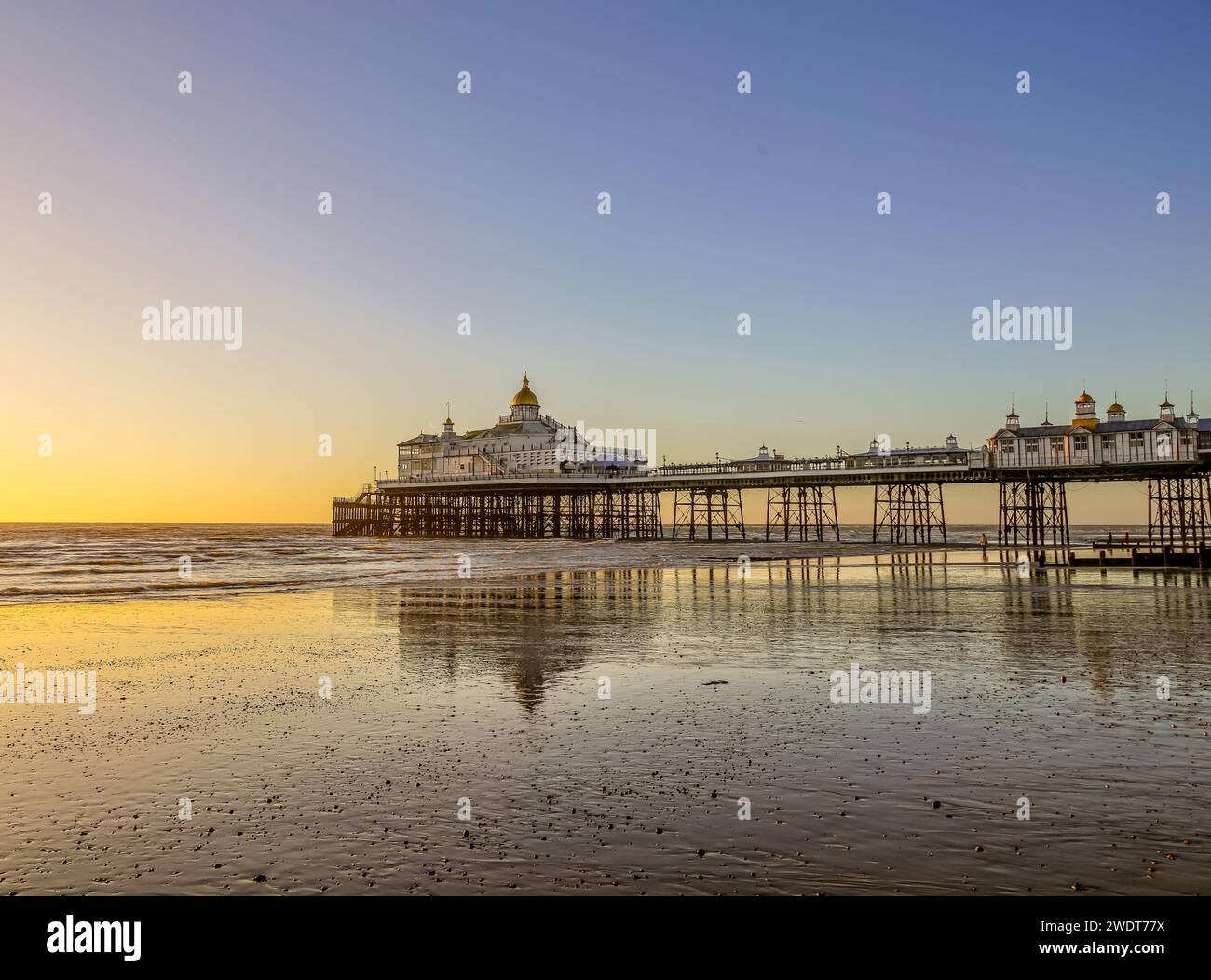 Eastbourne Pier at Sunrise, gebaut in den 1870er Jahren und ein denkmalgeschütztes Gebäude, Eastbourne, East Sussex, England, Vereinigtes Königreich, Europa Stockfoto