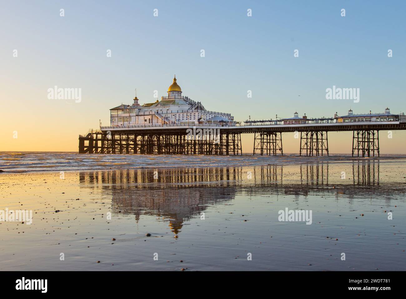 Eastbourne Pier at Sunrise, gebaut in den 1870er Jahren und ein denkmalgeschütztes Gebäude, Eastbourne, East Sussex, England, Vereinigtes Königreich, Europa Stockfoto