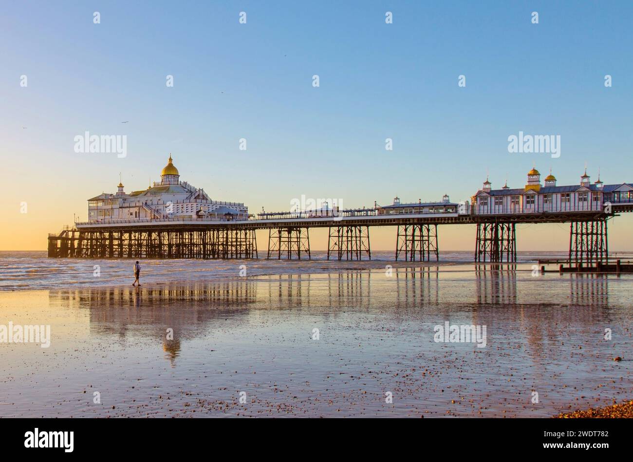 Eastbourne Pier at Sunrise, gebaut in den 1870er Jahren und ein denkmalgeschütztes Gebäude, Eastbourne, East Sussex, England, Vereinigtes Königreich, Europa Stockfoto