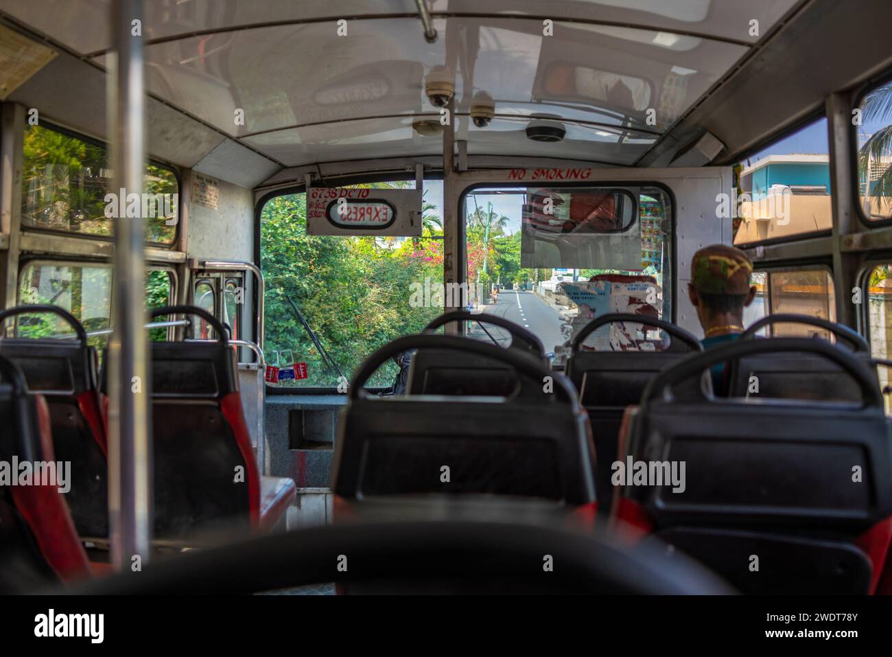 Sehen Sie sich an Bord des öffentlichen Verkehrsbusses in Cap Malheureux, Mauritius, Indischer Ozean, Afrika Stockfoto