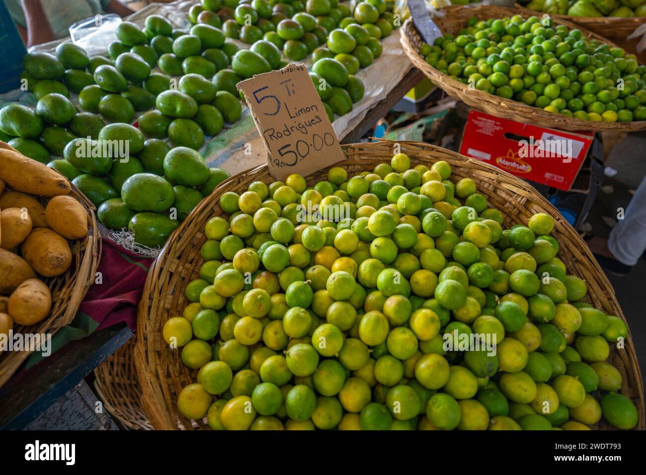 Blick auf einen Obststand, der Limetten und Mangos auf dem Markt in der Nähe von Bushaltestelle, Port Louis, Mauritius, Indischer Ozean, Afrika verkauft Stockfoto