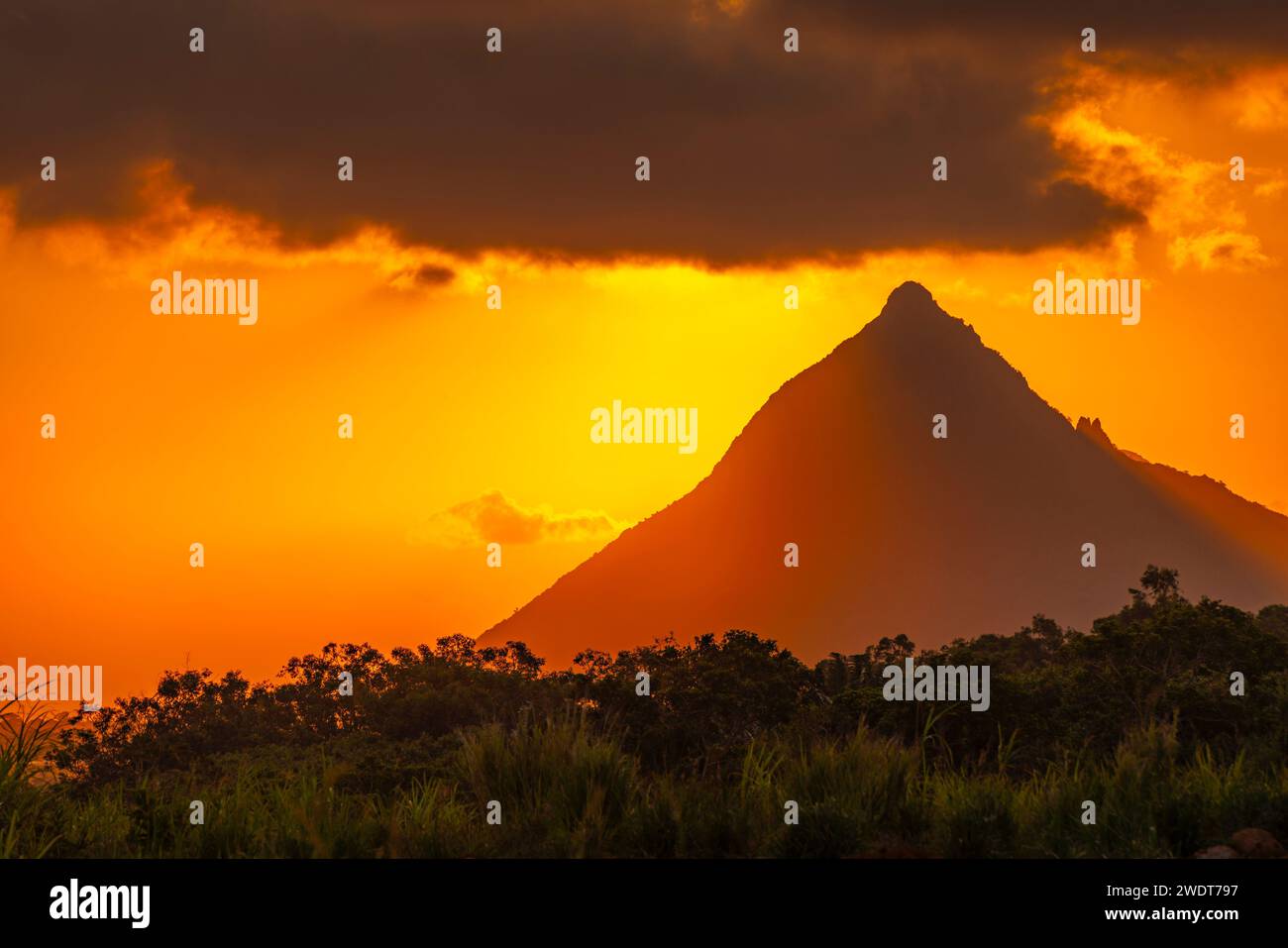 Blick auf die Long Mountains bei Sonnenuntergang in der Nähe von Beau Bois, Mauritius, Indischer Ozean, Afrika Stockfoto