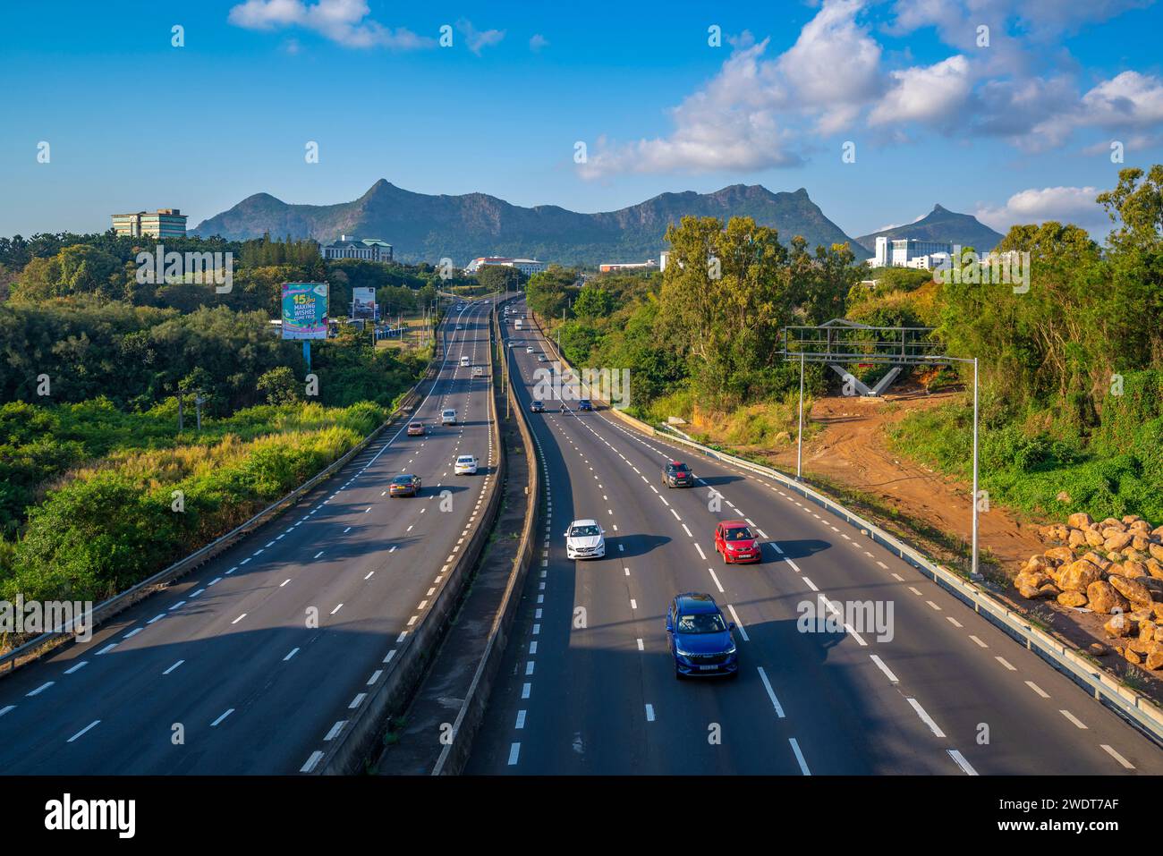Blick auf die Autobahn und die Berge in der Nähe von Quatre Bornes, Mauritius, Indischer Ozean, Afrika Stockfoto