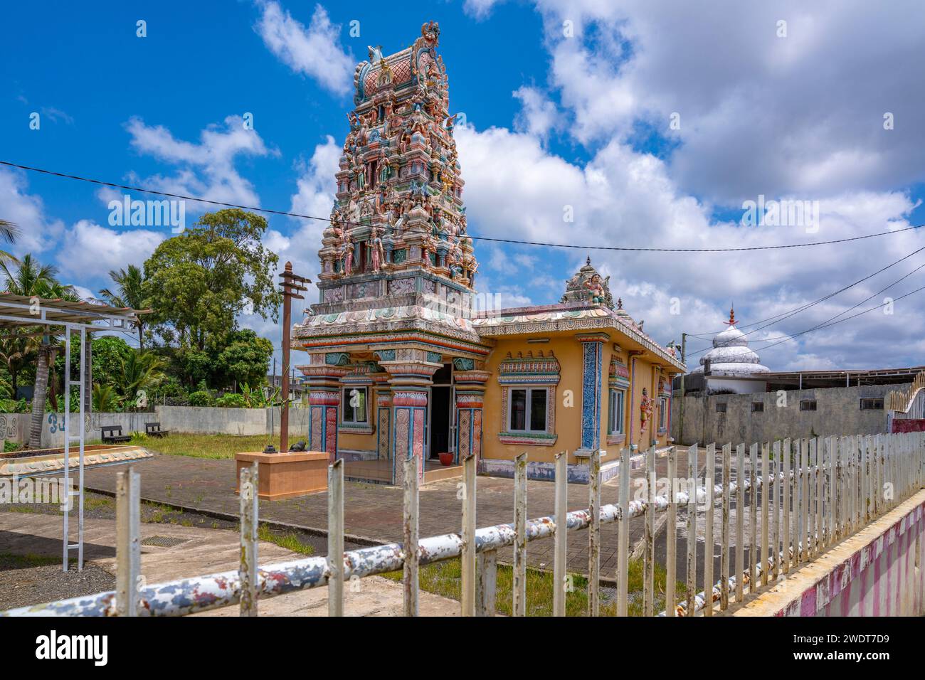 Blick auf den Indischen Tempel an sonnigem Tag in der Nähe von Esperance Trebuchet, Mauritius, Indischer Ozean, Afrika Stockfoto