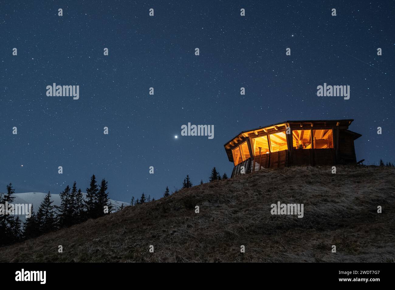 Comisu Wildlife Hide at Night, Fagaras Mountains, Arges County, Muntenia, Rumänien, Europa Stockfoto