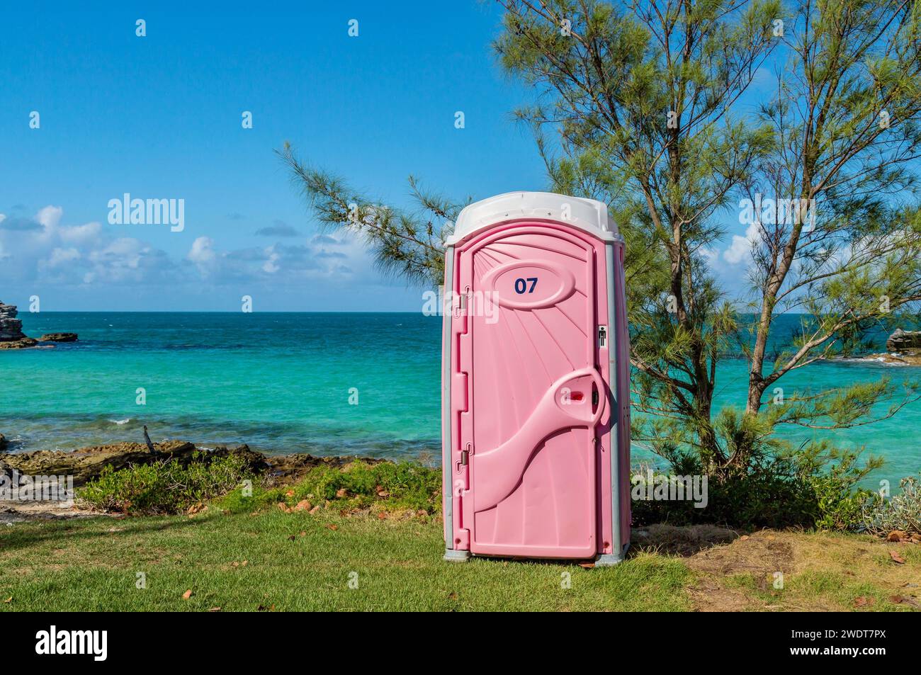 Tragbare öffentliche Toilette im Spanish Point Park, Pembroke Parish, Bermuda, Atlantik, Nordamerika Stockfoto