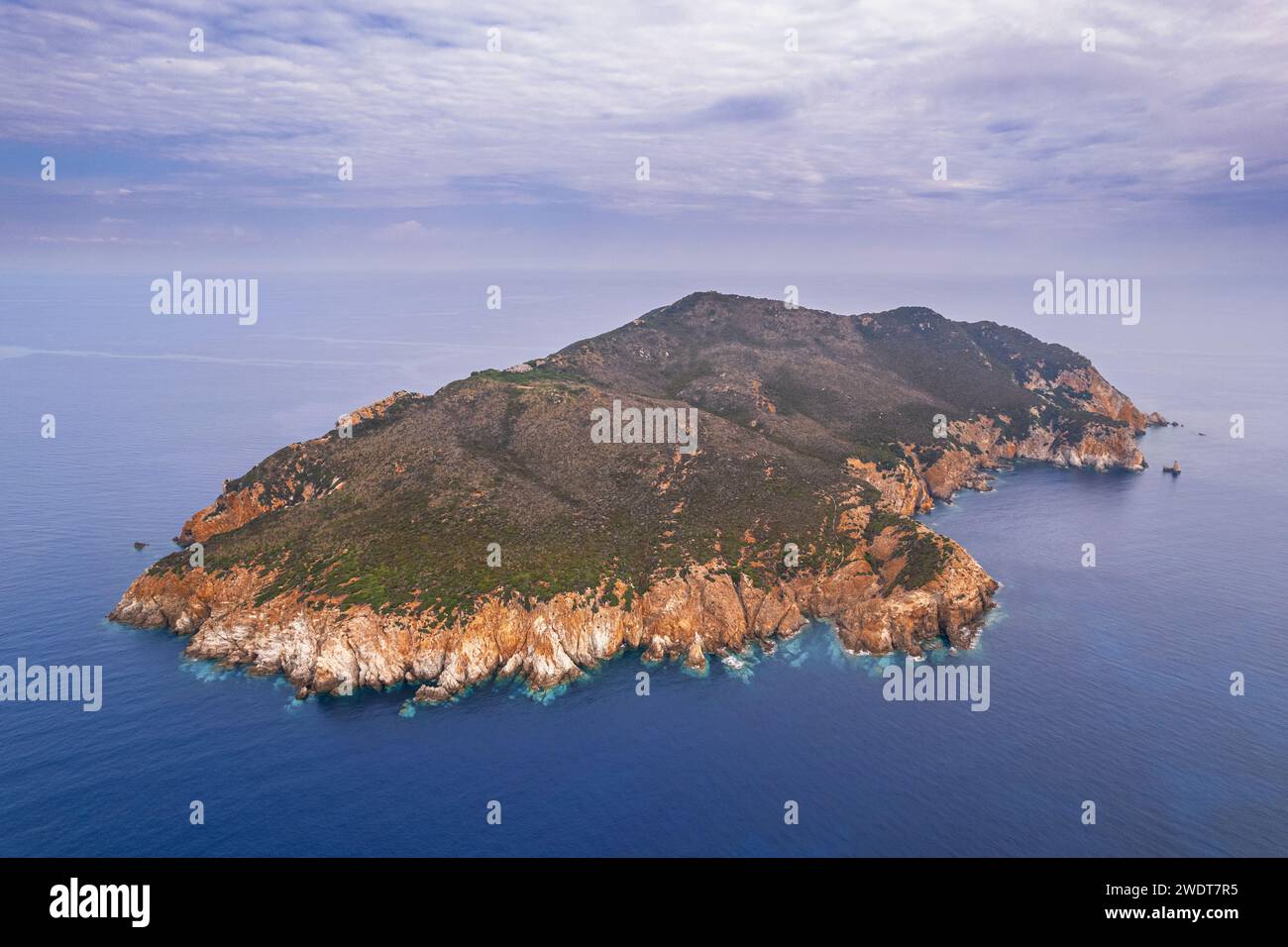 Drohnenblick auf die Insel Zannone an einem bewölkten Tag, die Insel Zannone, die Gemeinde Ponza, den Nationalpark Circeo, den Archipel Pontine Stockfoto