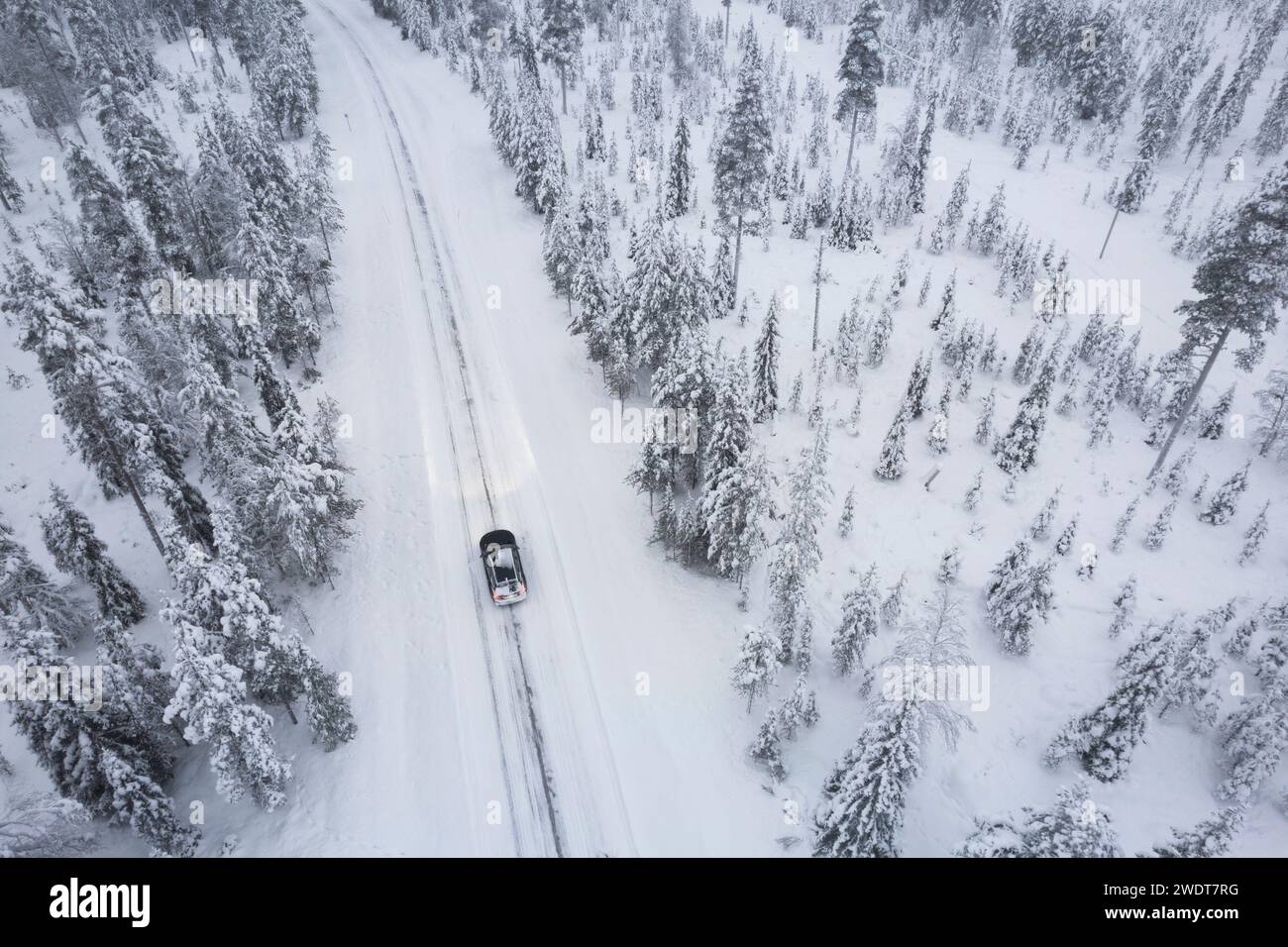 Luftaufnahme eines Autos, das den schneebedeckten Borealen Wald überquert, Akaslompolo, Finnisch Lapalnd, Finnland, Skandinavien, Europa Stockfoto