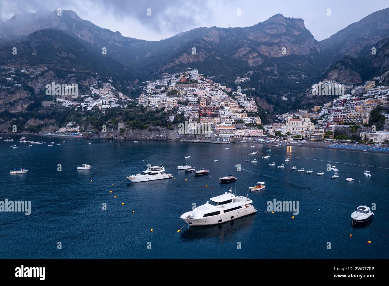 Boote ankern im offenen Meer vor dem Dorf Positano, von oben gesehen, Amalfiküste, UNESCO-Weltkulturerbe Stockfoto