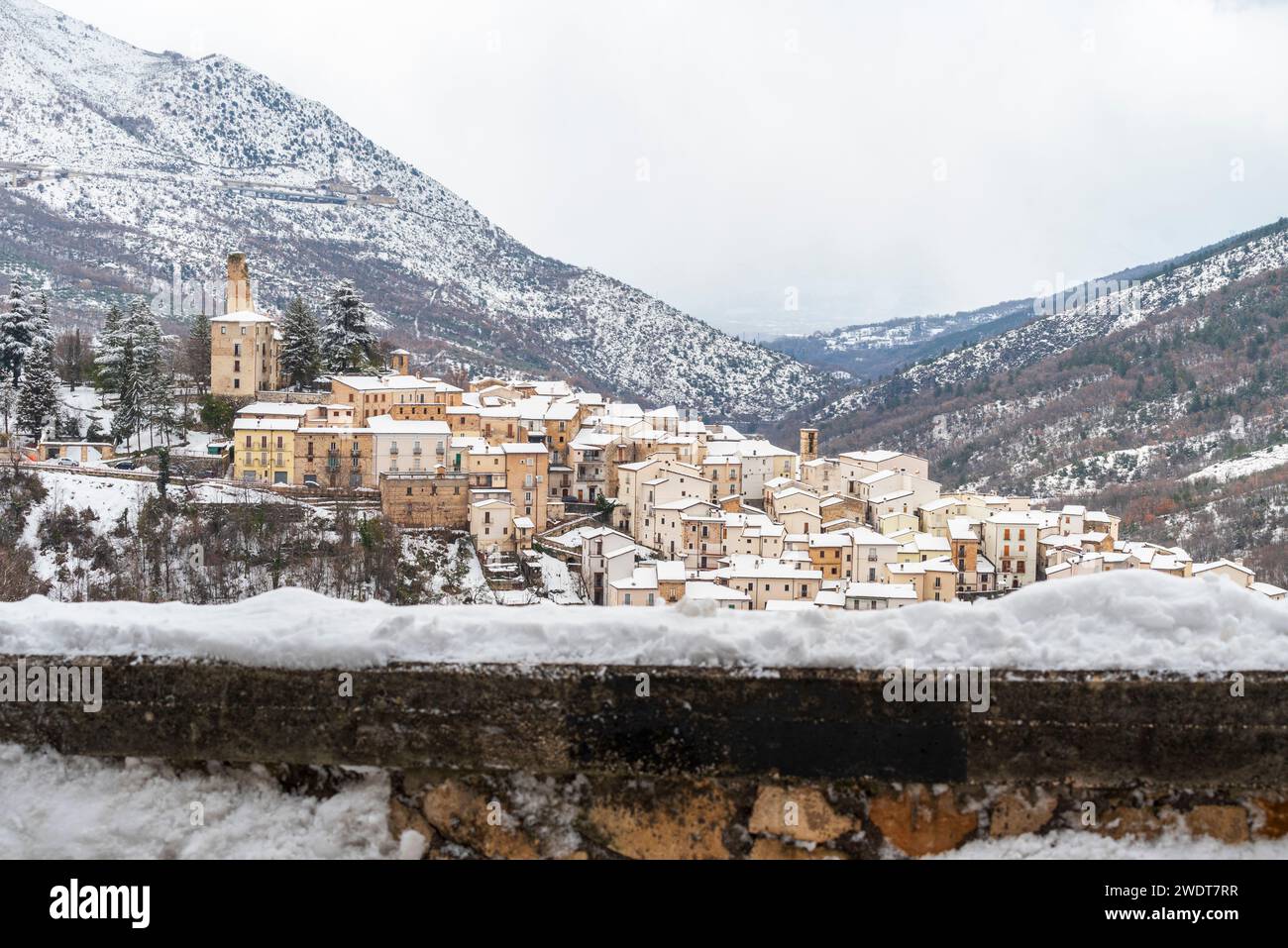 Mittelalterliches Steindorf unter starkem Schneefall, Anversa degli Abruzzi, Provinz L'Aquila, Region Abruzzen, Apennin-Gebirge, Italien, Europa Stockfoto