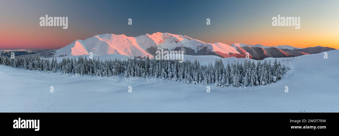 Panoramablick im Winter auf das Massiv des Viglio-Berges mit Schnee bei Sonnenuntergang, Regionalpark Simbruini, Apennin, Latium (Latium), Italien, Europa Stockfoto