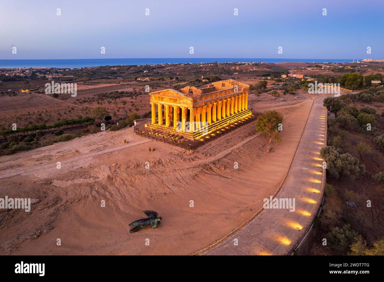 Beleuchteter griechischer Concordia-Tempel von oben bei Sonnenaufgang, Tal der Tempel, UNESCO-Weltkulturerbe, Agrigento, Sizilien, Italien, Mittelmeer Stockfoto
