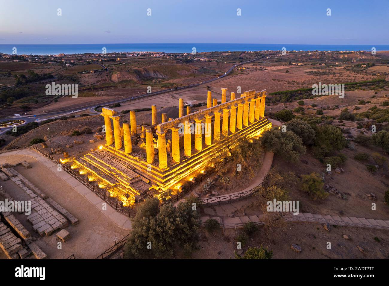 Der beleuchtete griechische Tempel von Hera von einer Drohne aus gesehen, Tal der Tempel, UNESCO-Weltkulturerbe, Agrigento, Sizilien, Italien, Mittelmeer Stockfoto