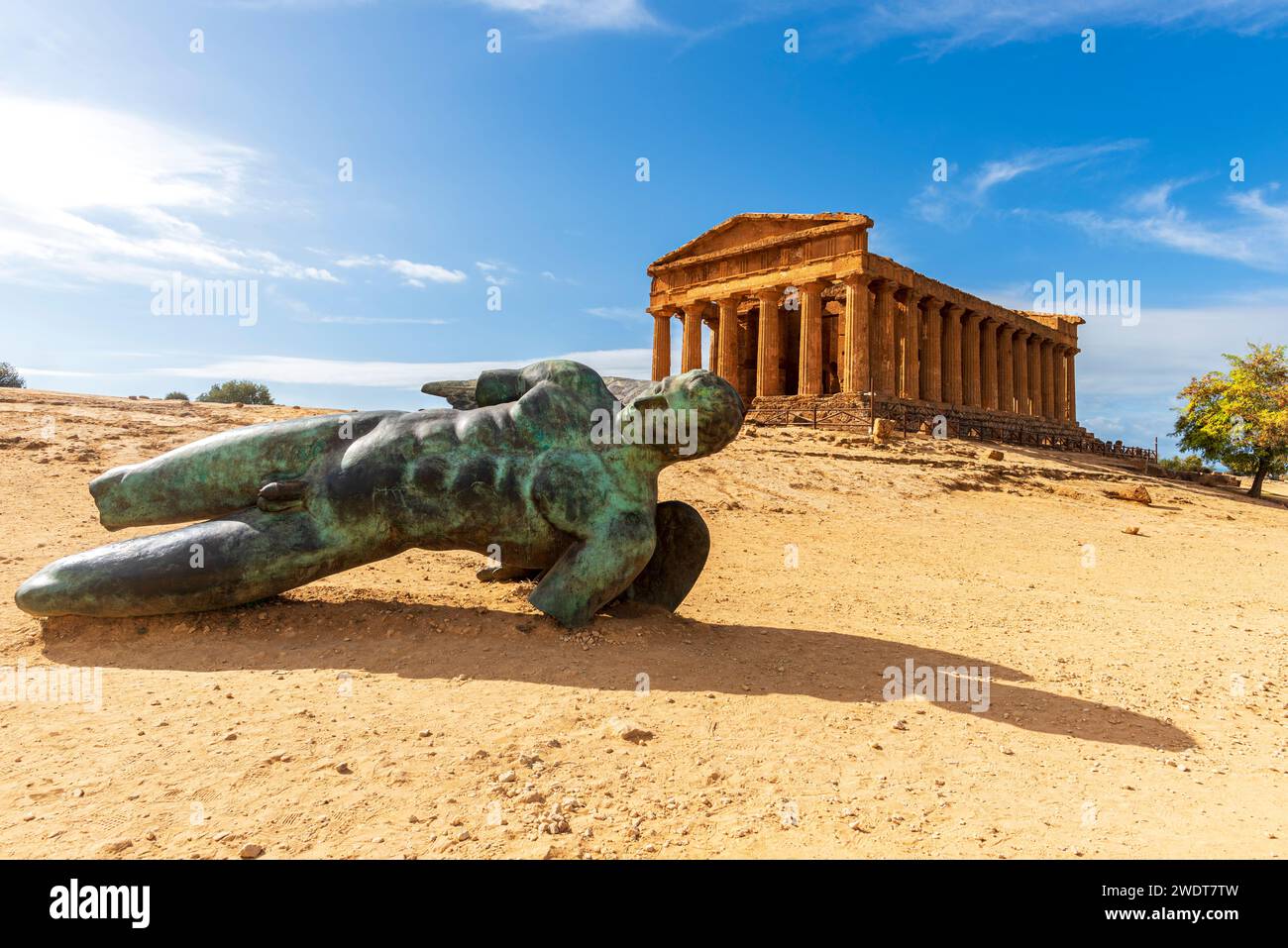 Der griechische Tempel der Concordia, Teil der Altstadt von Akragas, von unten gesehen, Tal der Tempel, UNESCO-Weltkulturerbe, Agrigento, Sizilien Stockfoto