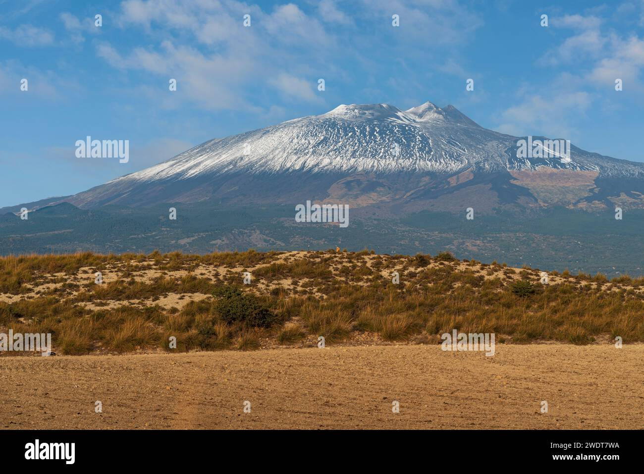 Erster Schnee bedeckt den Gipfel des Ätna-Vulkans, vom Landesinneren aus gesehen, UNESCO-Weltkulturerbe, Ätna-Park, Provinz Catania, Sizilien, Italien Stockfoto