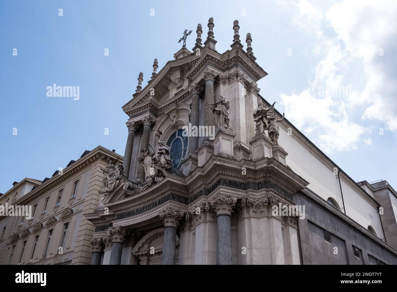 Blick auf Santa Cristina, eine barocke römisch-katholische Kirche, die die angrenzende Kirche San Carlo widerspiegelt und auf die Piazza San Carlo in Turin blickt Stockfoto