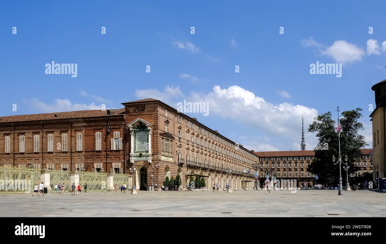 Architektur auf der Piazza Castello, einem markanten rechteckigen Stadtplatz, der mehrere wichtige architektonische Komplexe beherbergt Stockfoto
