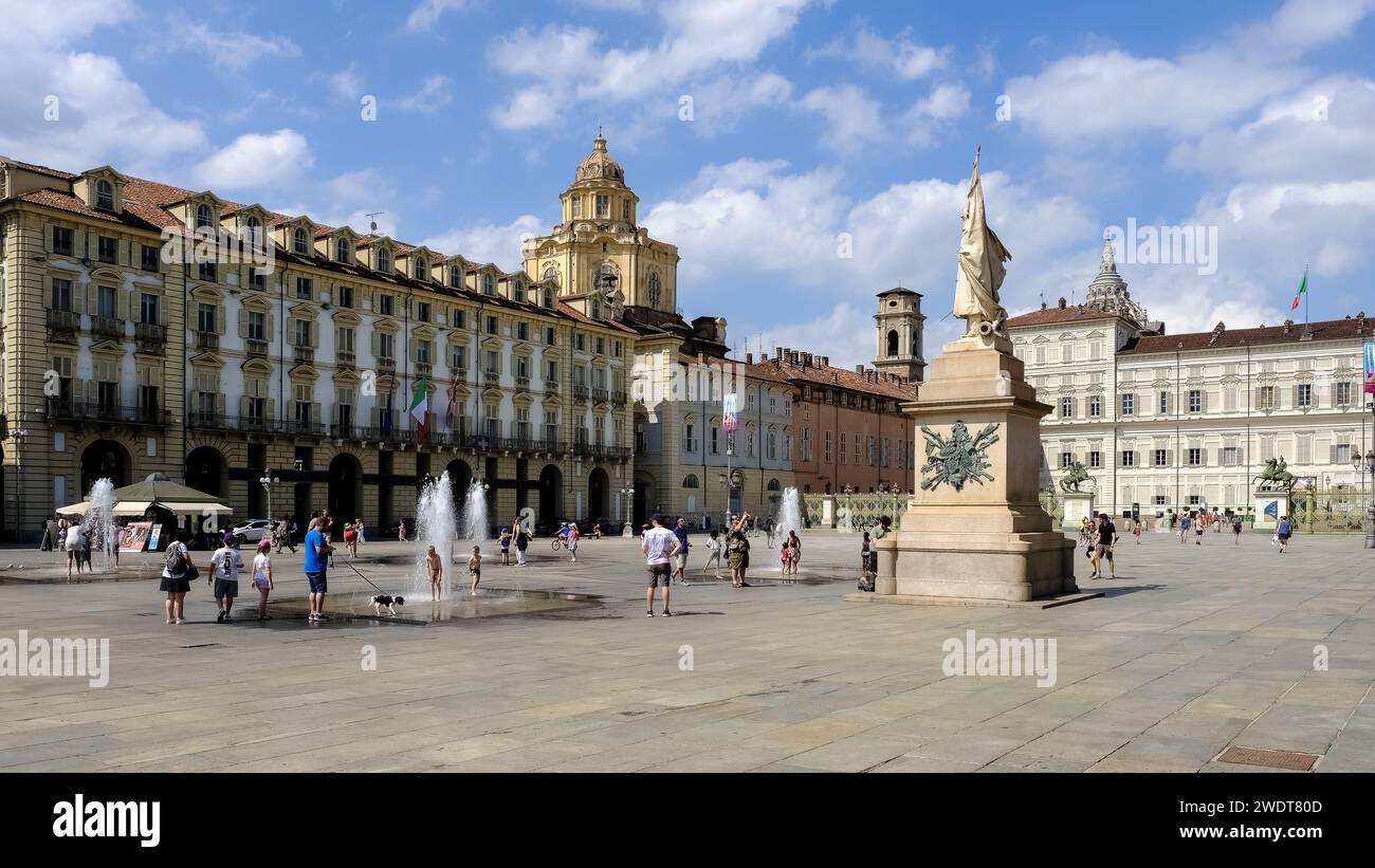 Blick auf die Piazza Castello, einen prominenten Stadtplatz mit mehreren Sehenswürdigkeiten, Museen, Theatern und Cafés Stockfoto