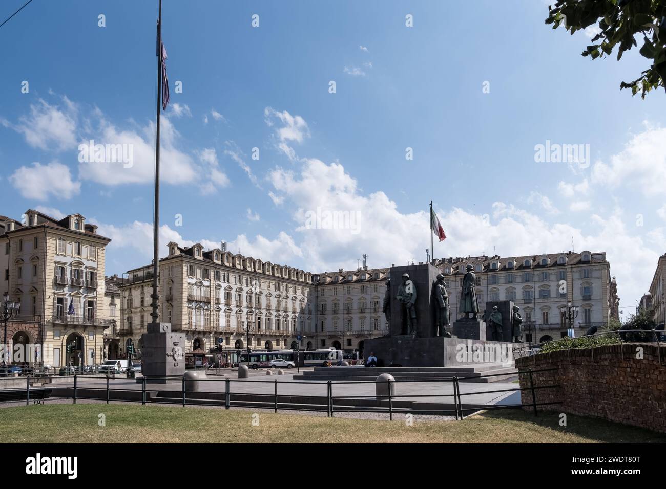 Blick auf das Denkmal für Emanuele Filiberto Herzog von D'Aosta auf der Piazza Castello, einem prominenten Stadtplatz mit mehreren Sehenswürdigkeiten Stockfoto