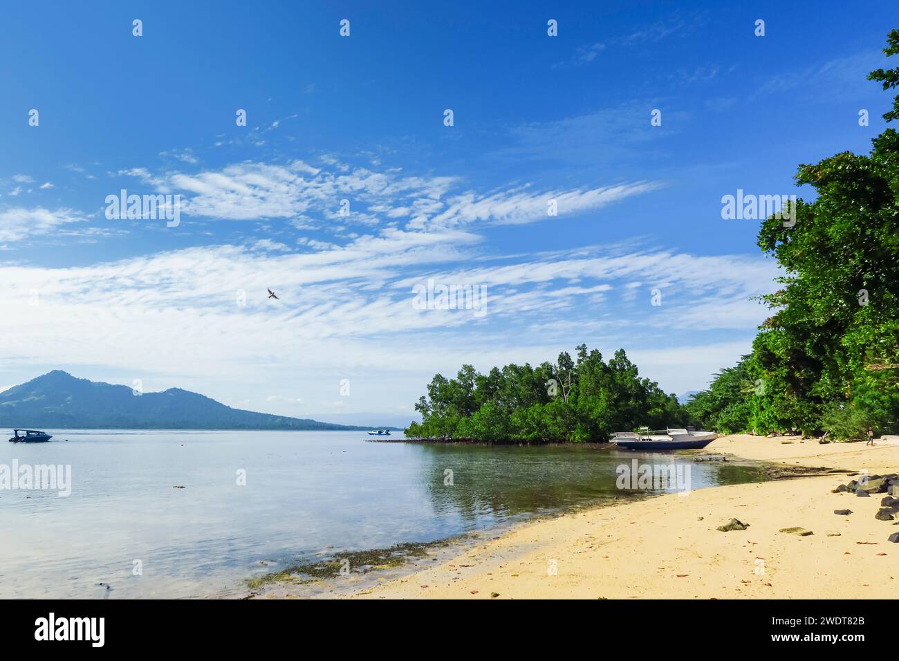 Blick auf das Festland und Gunung Tumpa an einem östlichen Strand auf dieser Korallen gesäumten Urlaubsinsel Bunaken, Nord-Sulawesi, Indonesien, Südostasien, Asien Stockfoto