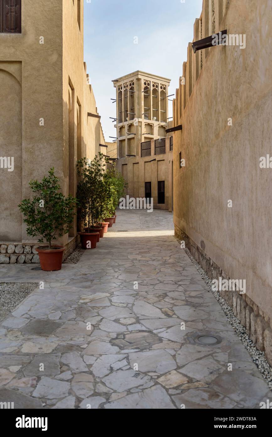 Alte Gebäude, Nachbildungen der alten Gebäude rund um den Dubai Creek, mit Windtürmen, im Bastakia Viertel, Dubai Stockfoto