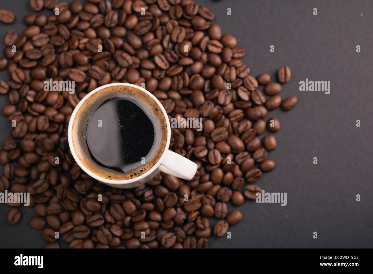 Espresso, Kaffeebohne, geröstet, Kopierraum, Getränk, Tasse, Koffein, Aroma, Café, schwarzer Hintergrund, Frühstück, Getränk, Heißgetränk, frisch, Pause, Ansicht, t Stockfoto