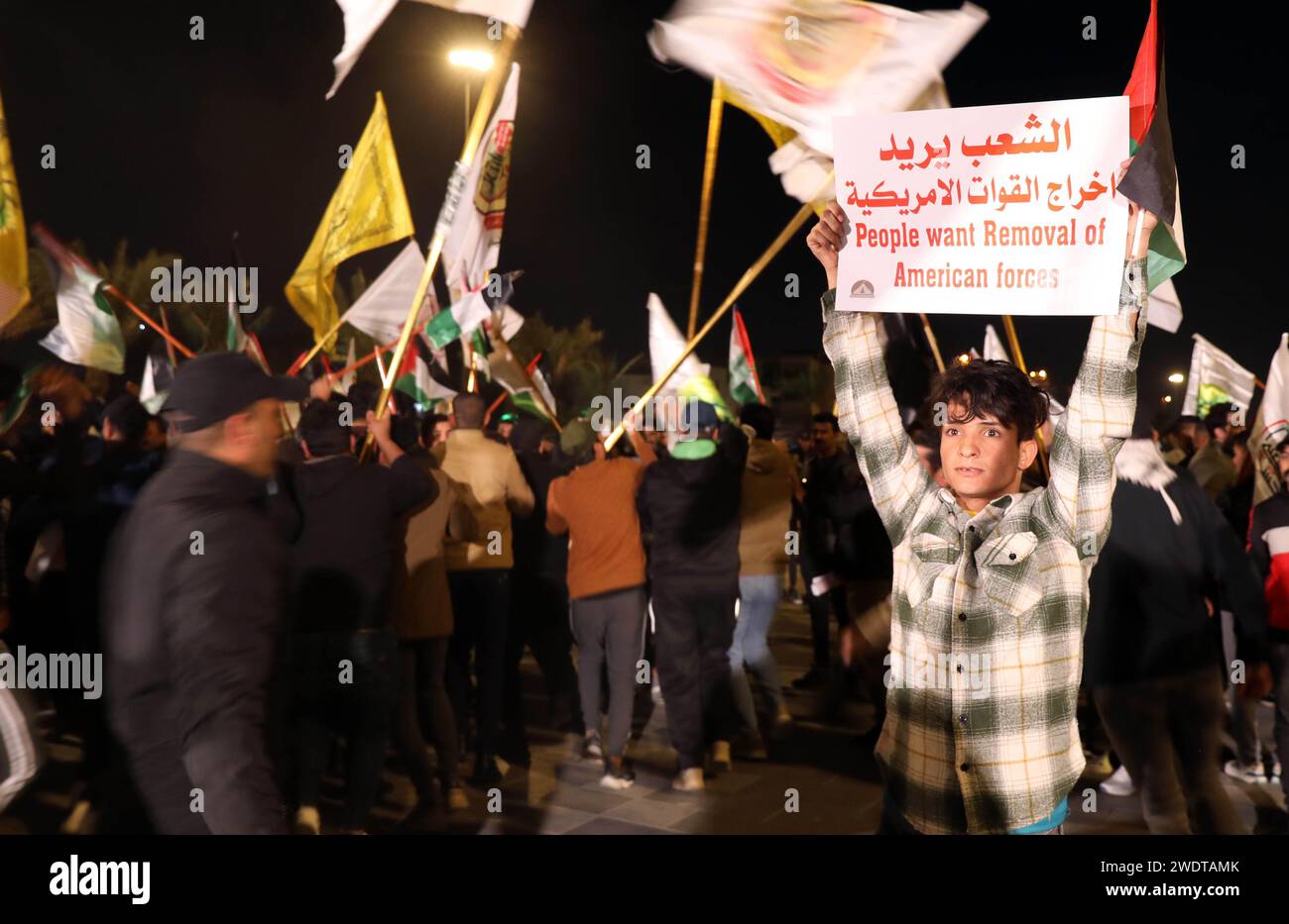 (240122) -- KAIRO, 22. Januar 2024 (Xinhua) -- Ein Junge hebt Ein Banner während einer Demonstration auf dem Tahrir-Platz in Bagdad, Irak, am 13. Januar 2024. (Xinhua/Khalil Dawood) Stockfoto