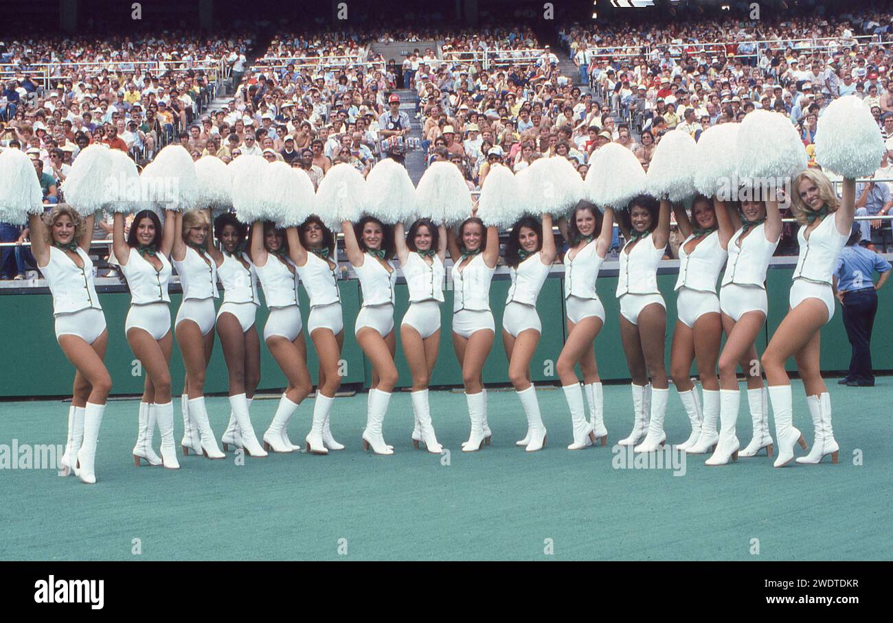 Die Philadelphia Eagles Cheerleader posieren für ein Gruppenfoto vor einem NFL-Spiel im Veterans Stadium und 1981. Sie waren in einen Skandal verwickelt, in dem behauptet wurde, dass ein gruseliger, guckender Tom ein Loch in die Wand ihrer Garderobe gebohrt hat Stockfoto