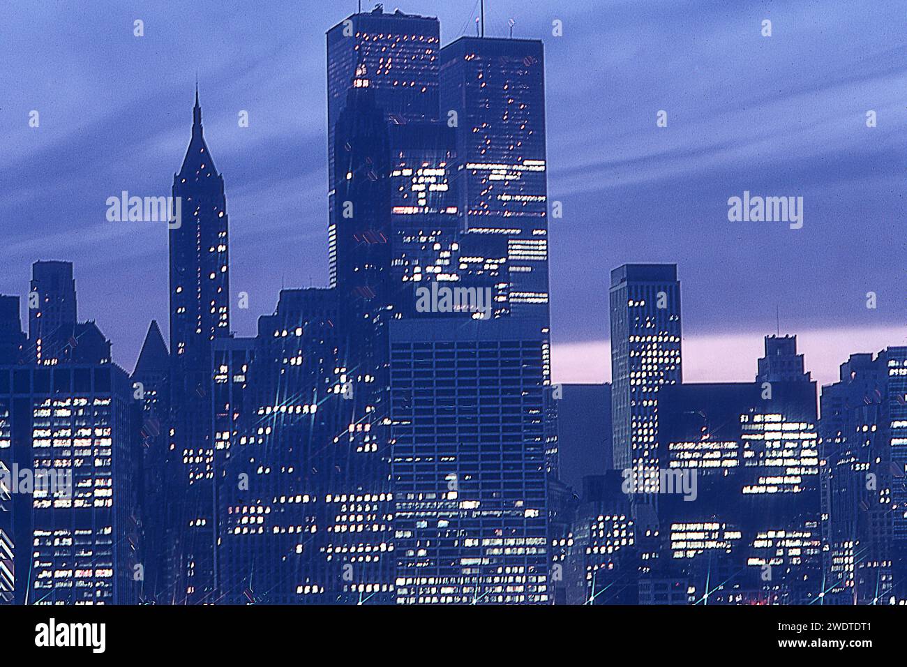 Der World Trade Center Twin Tower und die Skyline von Lower Manhattan wurden in der Abenddämmerung gedreht. Um 1975; Stockfoto