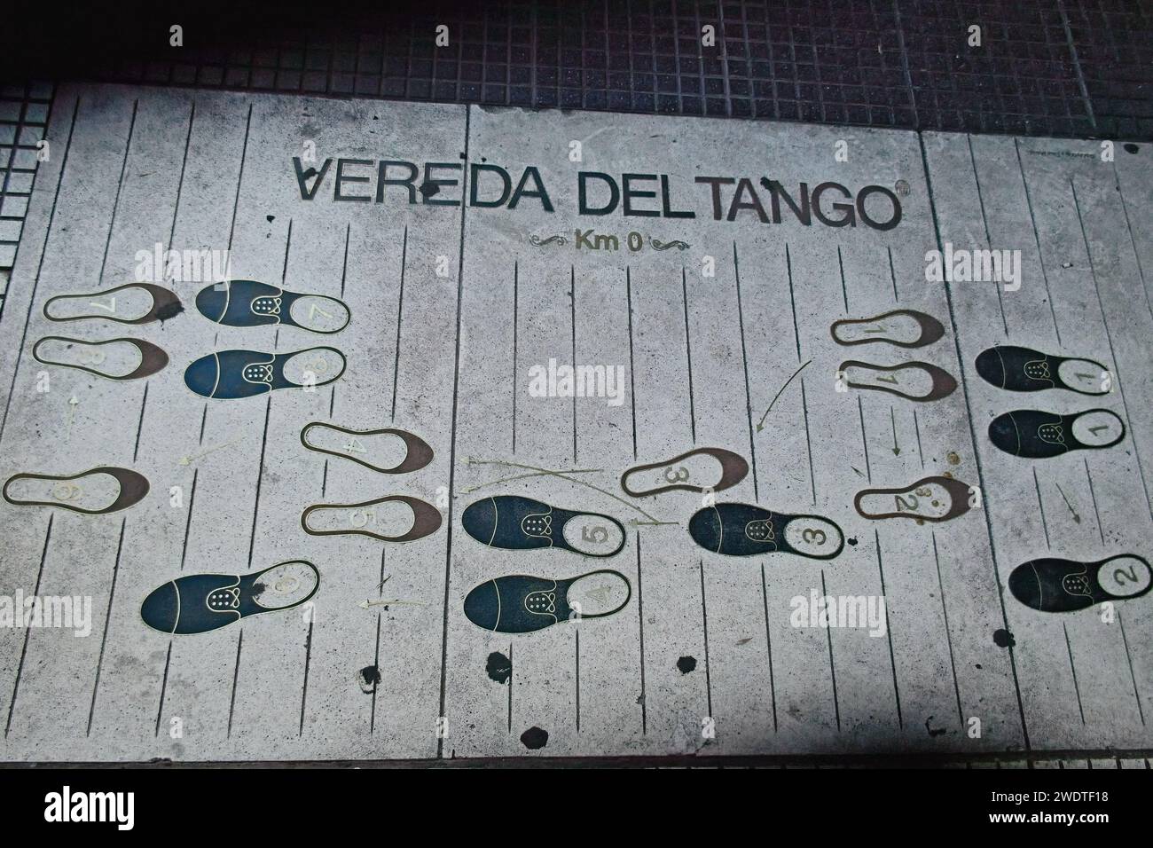 Buenos Aires, Argentinien. Nur in Buenos Aires kann man Tango Dance Treppen auf einem belebten Stadtpflaster finden. Stockfoto