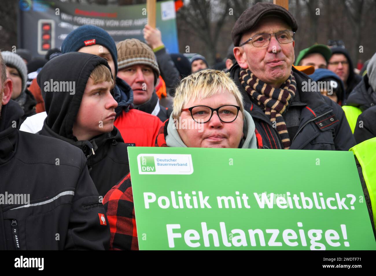 Berlin, Deutschland 15. januar 2024.über 10,000 Bauern und andere protestierten in Berlin am Brandenburger Tor gegen staatliche Pläne, Subventionen zu kürzen und Steuern zu erhöhen. Stockfoto