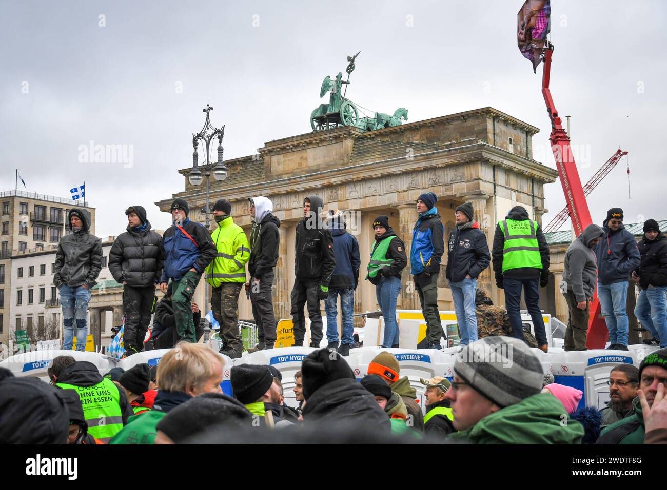 Berlin, Deutschland 15. januar 2024.über 10,000 Bauern und andere protestierten in Berlin am Brandenburger Tor gegen staatliche Pläne, Subventionen zu kürzen und Steuern zu erhöhen. Stockfoto