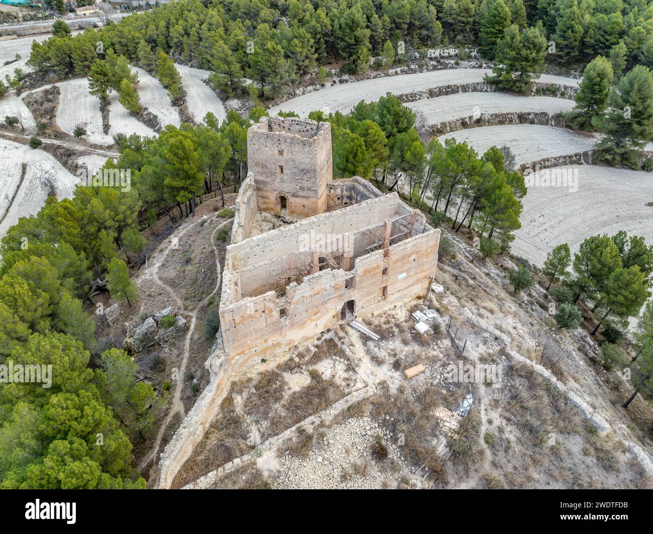 Luftaufnahme der Burg Barxell in der Gemeinde Alcoy, Alicante, Spanien. Mittelalterliches Gebäude aus dem 13. Jahrhundert, das auf einem felsigen Hügel steht Stockfoto