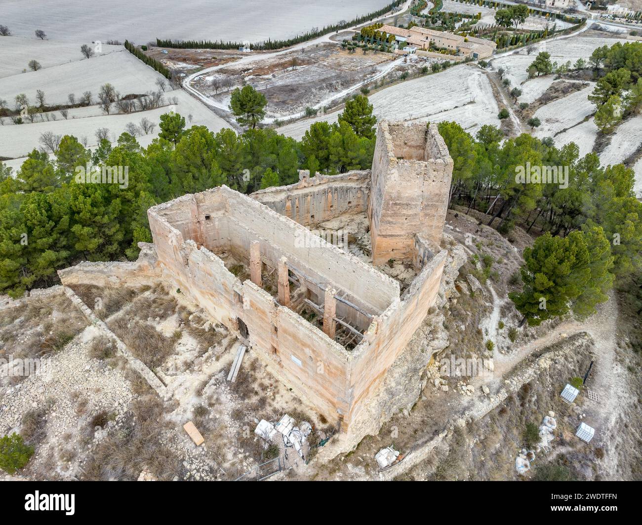 Luftaufnahme der Burg Barxell in der Gemeinde Alcoy, Alicante, Spanien. Mittelalterliches Gebäude aus dem 13. Jahrhundert, das auf einem felsigen Hügel steht Stockfoto
