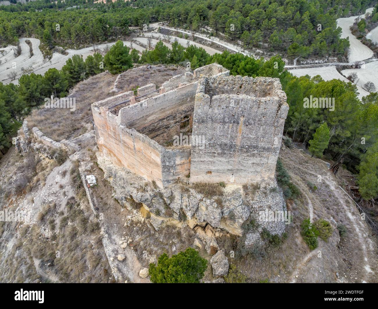 Luftaufnahme der Burg Barxell in der Gemeinde Alcoy, Alicante, Spanien. Mittelalterliches Gebäude aus dem 13. Jahrhundert, das auf einem felsigen Hügel steht Stockfoto