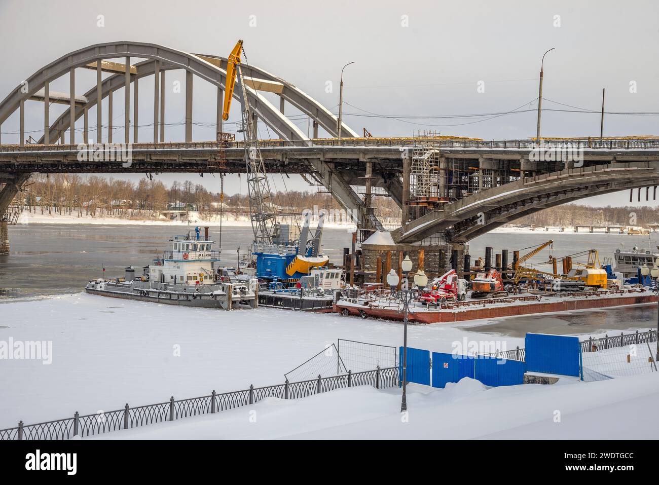 RYBINSK, RUSSLAND - 01. JANUAR 2024: Brückenüberholung. Wolga, Rybinsk, Region Jaroslawl Stockfoto