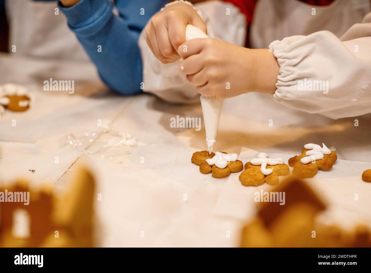 Lebkuchenhände Meisterklasse-Kind. Hochwertige Fotos Stockfoto