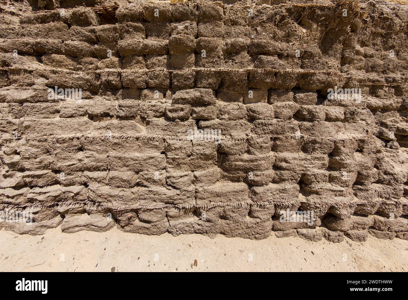 Ägypten, Region Fayum, El Lahun, Pyramidenkomplex von Sesostris II, Ziegelmauer, verstärkt durch ein Strohgitter. Stockfoto